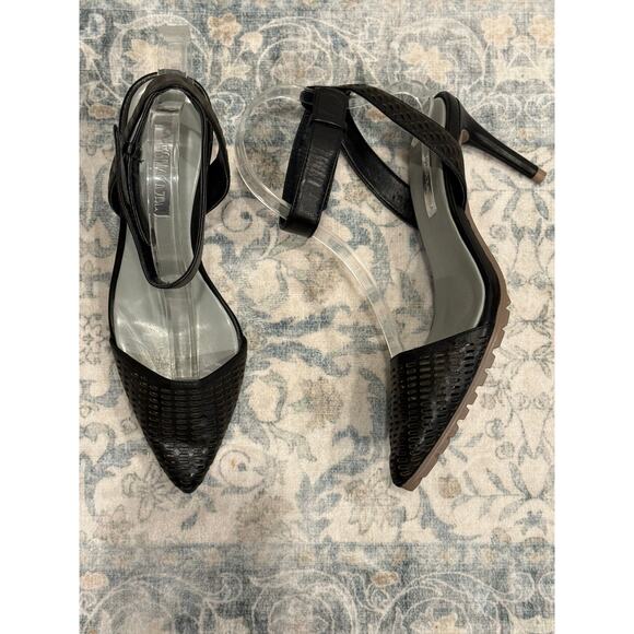 BCBG Maxazria Black Covered Toe Pump Size - Picture 1 of 6